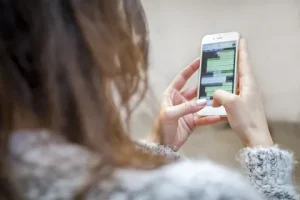 Melhores Aplicativos Gratuitos para Ler Mensagens de Outro Celular